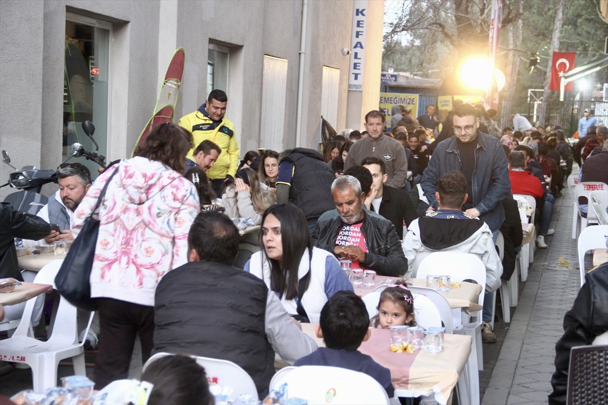 Fethiye Fenerbahçeliler Derneğince iftar programı gerçekleştirildi. Cumhuriyet Mahallesi Belediye...