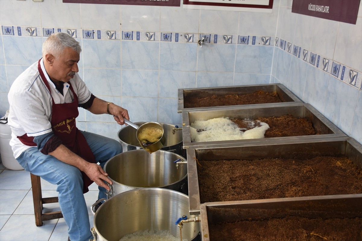 Fırat Nehri kenarında yetişen meyan bitkisinin kökünden elde edilen meyan şerbeti, iftar...