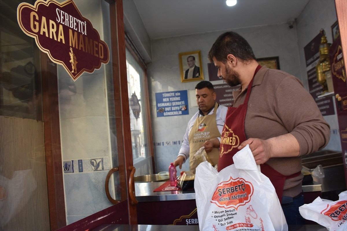 Fırat Nehri kenarında yetişen meyan bitkisinin kökünden elde edilen meyan şerbeti, iftar...