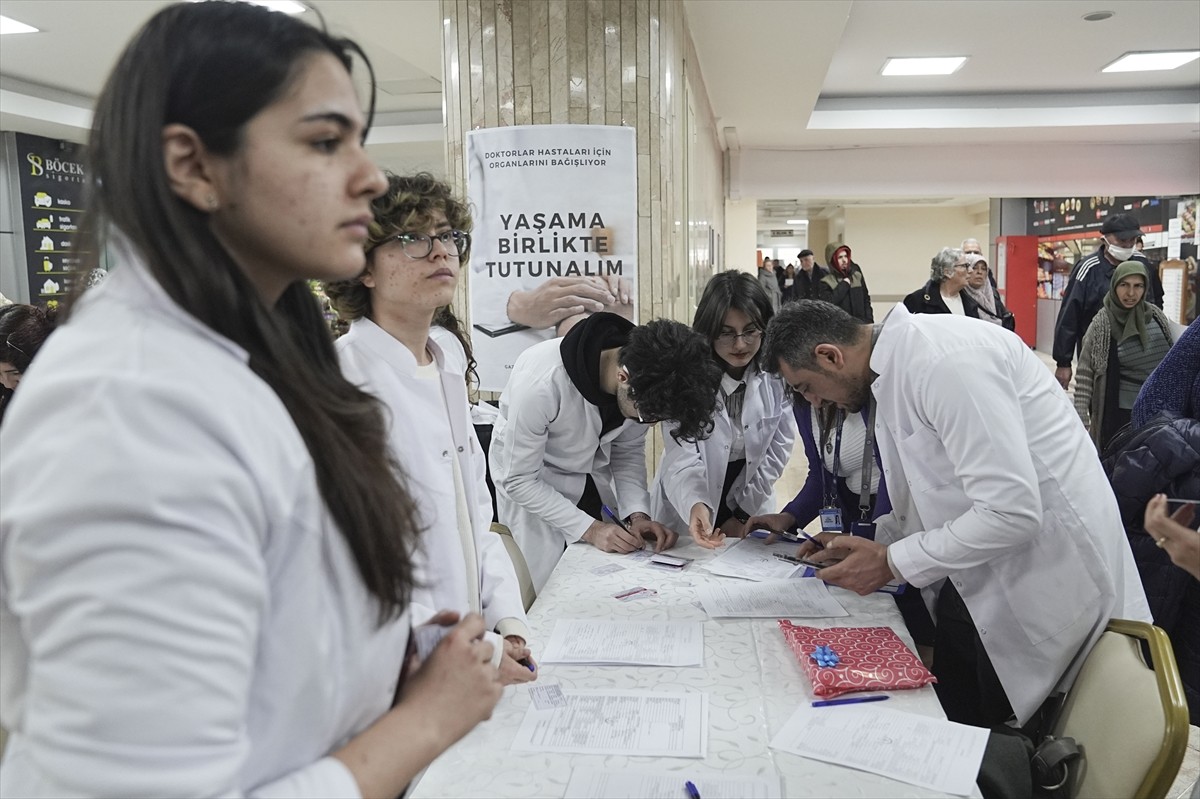 Gazi Üniversitesi Tıp Fakültesi doktorları ve öğrencileri, kalp nakli bekleyen 10 yaşındaki Elifsu...