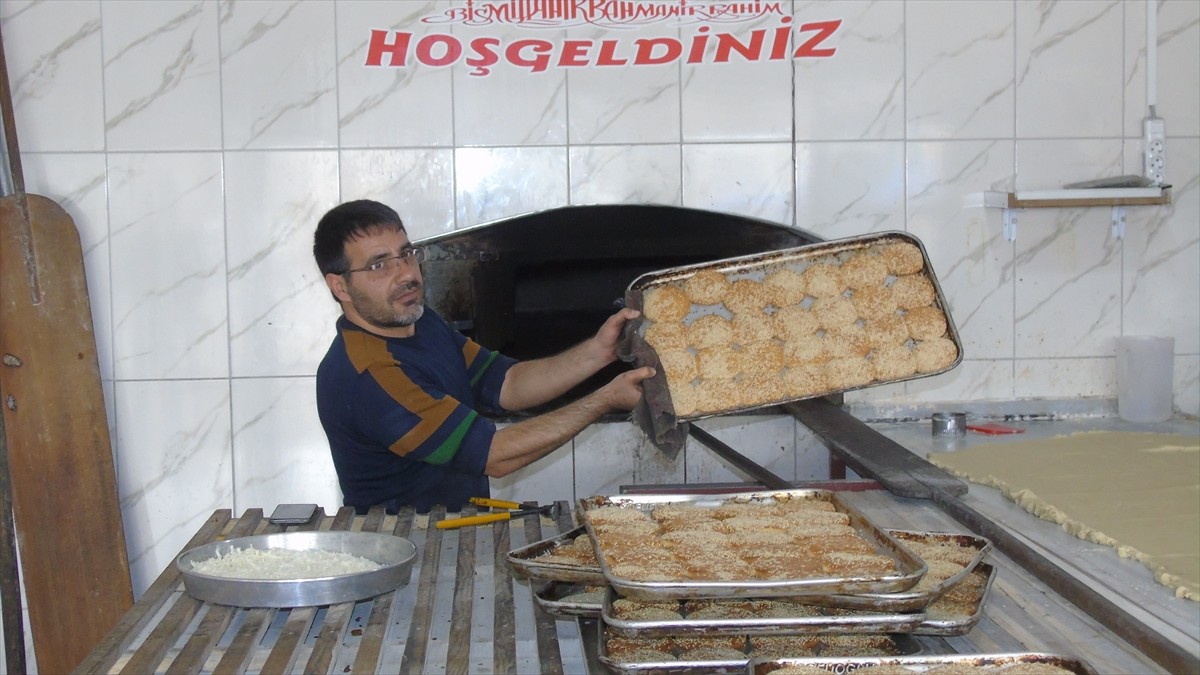 Gaziantep'in İslahiye ilçesinde, ramazanın son haftasında başlanan geleneksel "bayram kömbesi"...