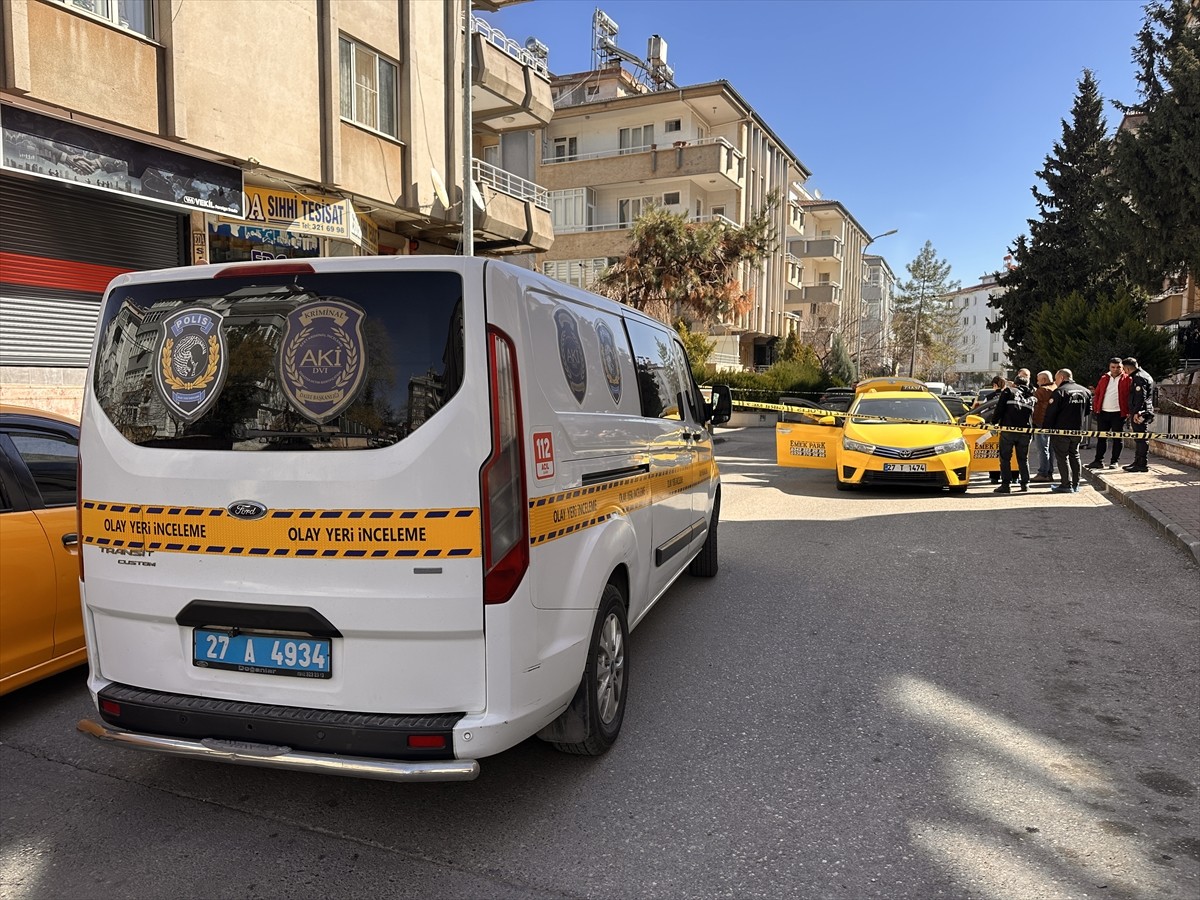 Gaziantep'in Şehitkamil ilçesinde bir polis memuru, tartıştığı iki kardeşini silahla yaraladı....