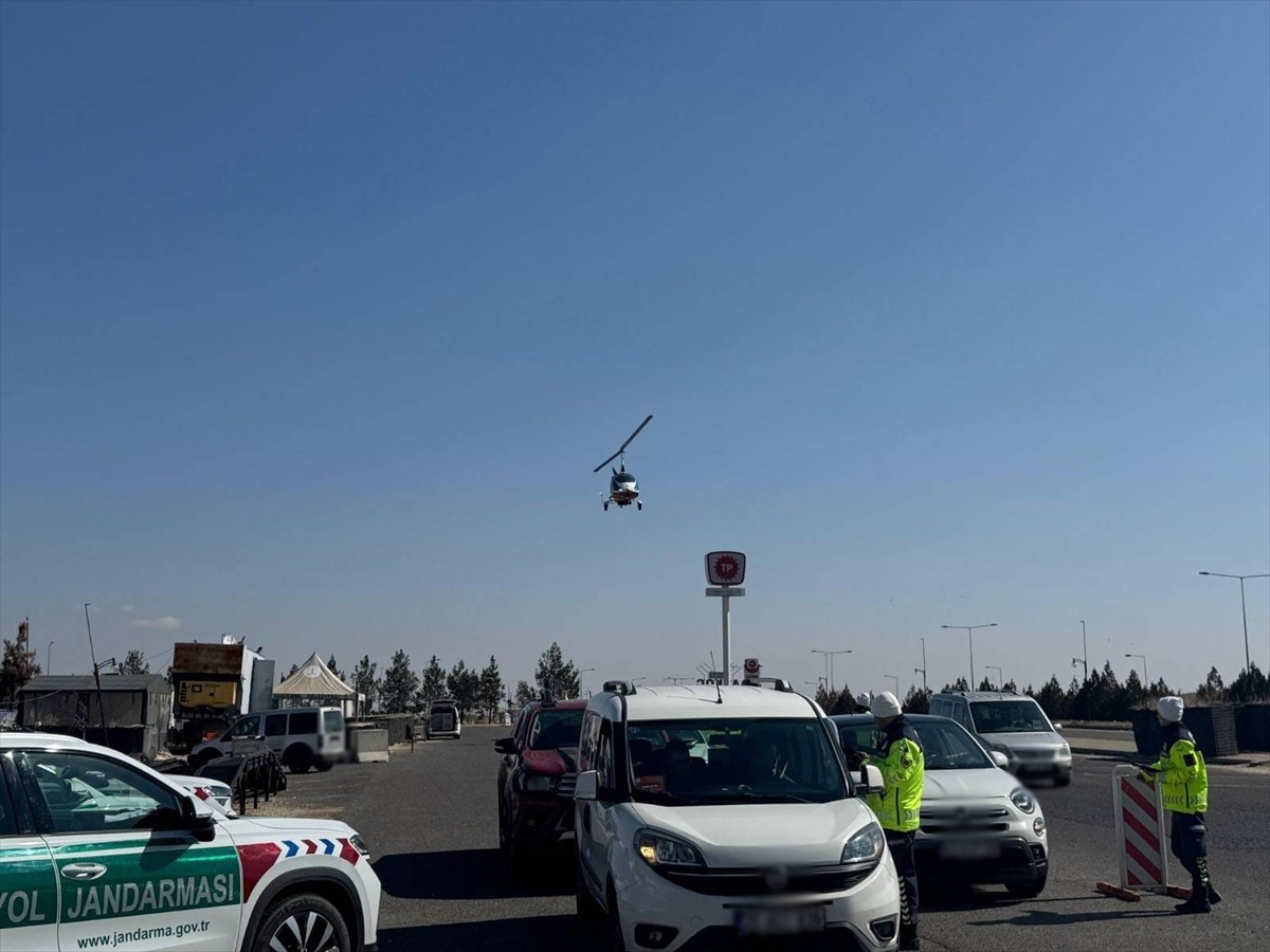 Gaziantep'te jandarma ekiplerinin dron ve cayrokopter destekli trafik denetiminde 44 sürücüye 253...