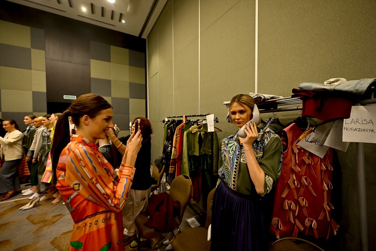 Gaziantep’te kadınlar tarafından dokunan, dünyaca ünlü giyim markalarının kullandığı geleneksel...