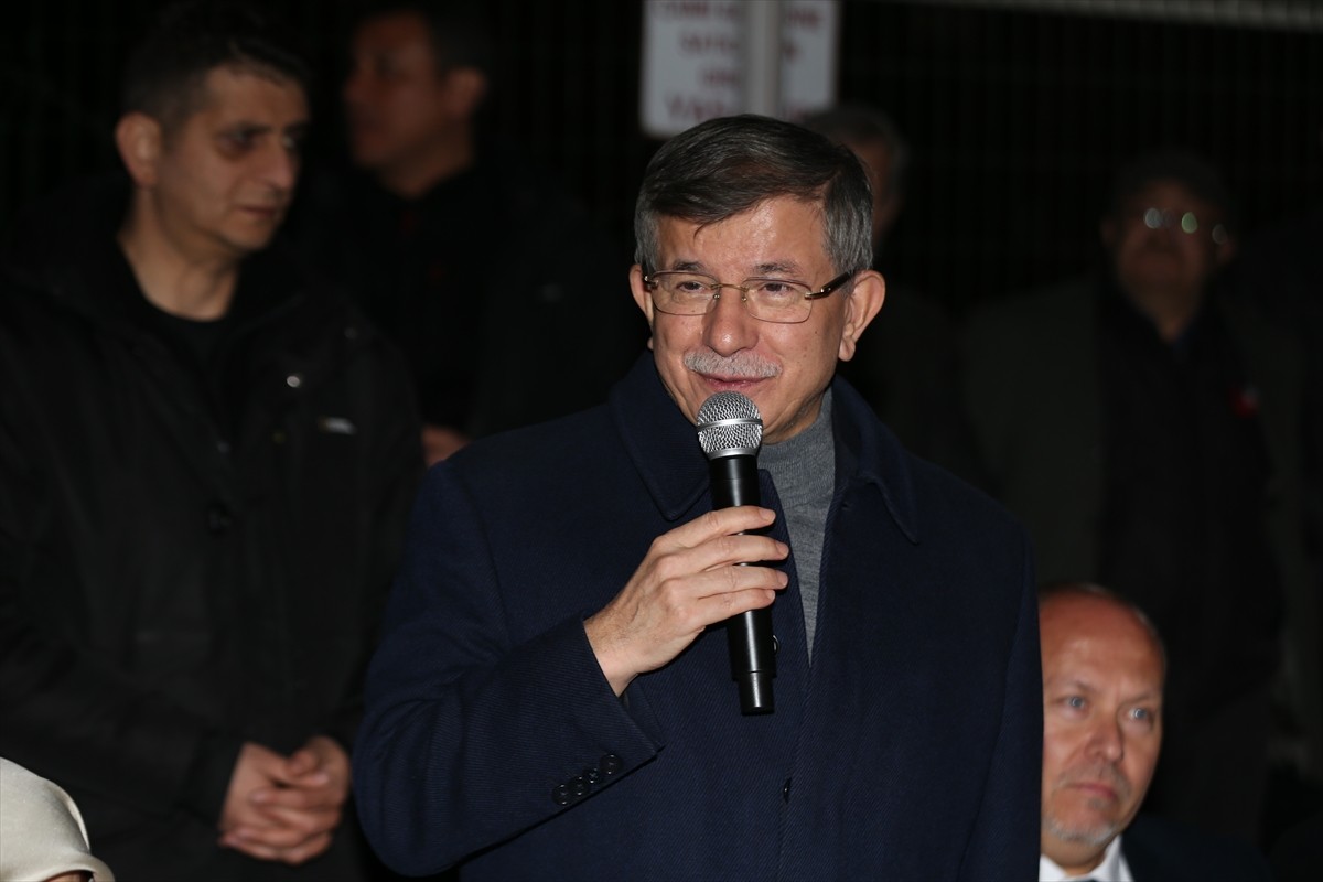 Gelecek Partisi Genel Başkanı Ahmet Davutoğlu, eşi Sare Davutoğlu ve partililerle birlikte...