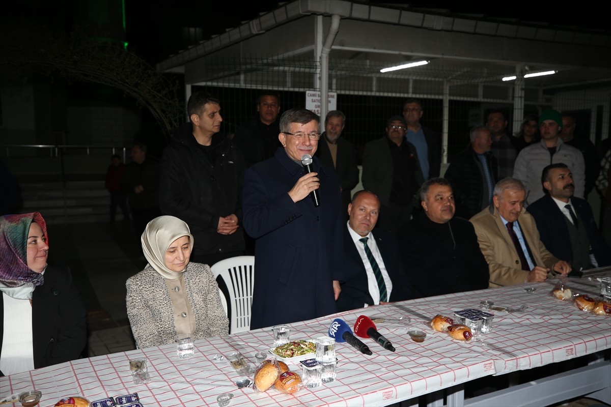 Gelecek Partisi Genel Başkanı Ahmet Davutoğlu, eşi Sare Davutoğlu ve partililerle birlikte...