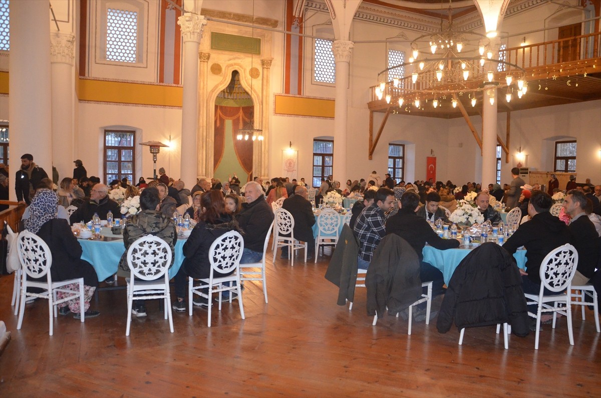 Gelibolu Mevlevihanesi'nde düzenlenen iftar programında, yaklaşık 500 kişi orucunu birlikte...