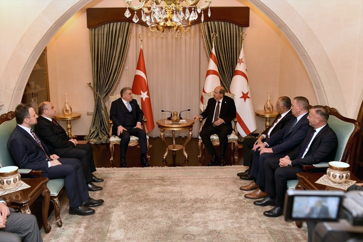 Gençlik ve Spor Bakanı Osman Aşkın Bak (solda), Kuzey Kıbrıs Türk Cumhuriyeti (KKTC) Cumhurbaşkanı...