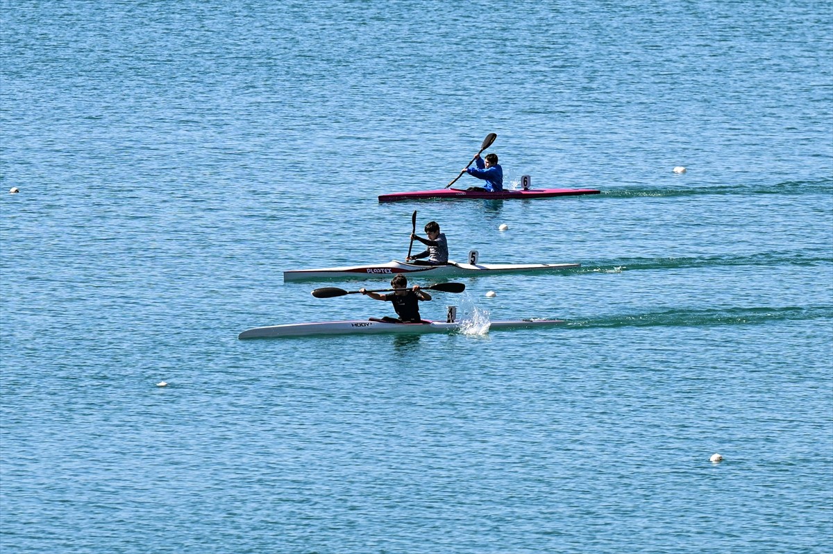 Gençlik ve Spor Bakanlığınca Adana'da düzenlenen Okullar Arası Deniz ve Durgunsu Kano Yarışmaları...