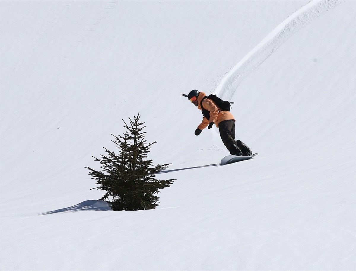 Giresun'un 1700 rakımlı Kümbet Yaylası'nda snowboard etkinliği gerçekleştirildi. Yaylaya gelen...