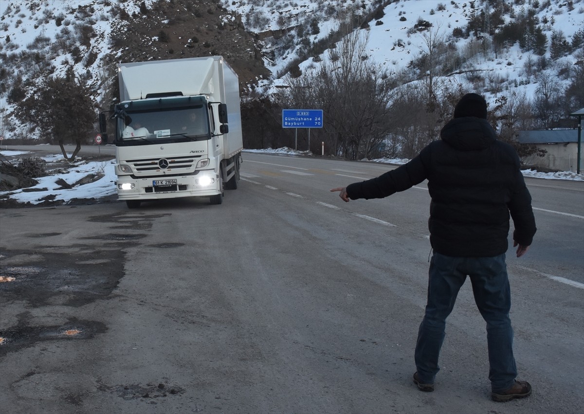 Gümüşhane'de bir köyde 21 yıl önce başlatılan ramazanda yoldan geçenlere oruç açtırma geleneği...