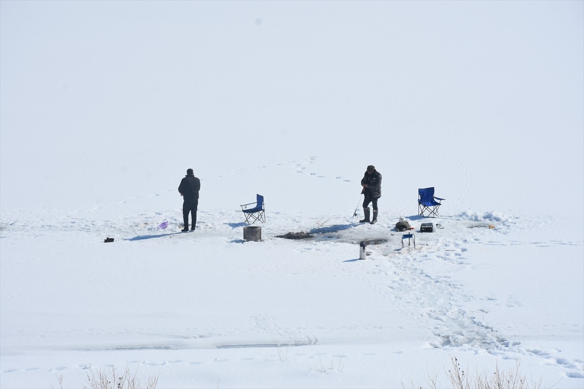 Gümüşhane'nin Kelkit ilçesinde balıkçılar, aşırı soğuklar nedeniyle yüzeyi buz tutan Sadak Baraj...
