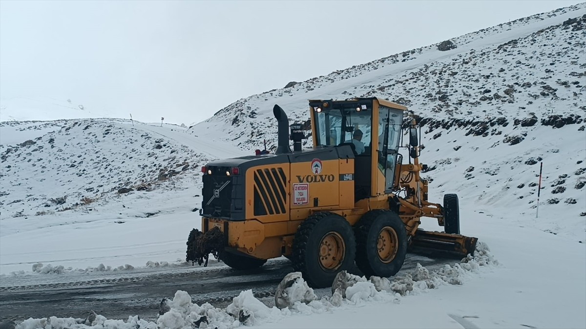 Hakkari'de kar nedeniyle kapanan Durankaya beldesi ve Mergabütan Kayak Merkezi yolu ulaşıma...