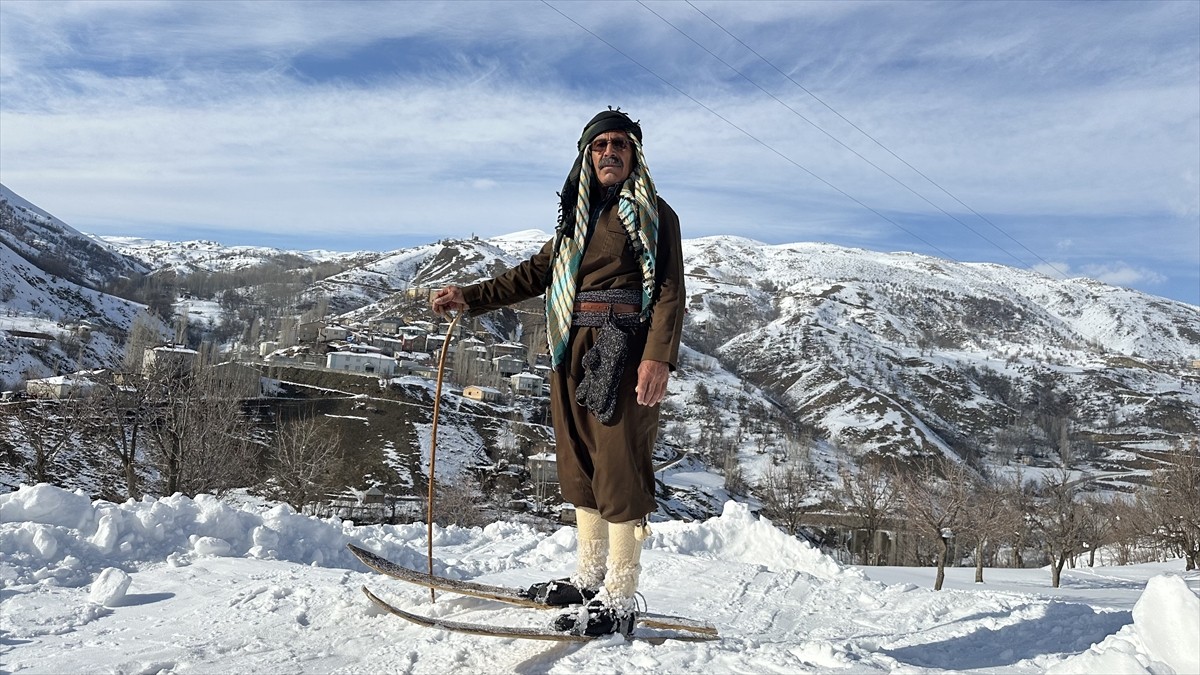Hakkari'nin Şemdinli ilçesi Kayalar köyünde tahtadan yaptıkları kayak takımlarıyla karlı...