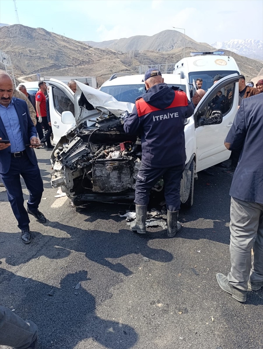 Hakkari'nin Yüksekova ilçesinde pikap ile hafif ticari aracın çarpışması sonucu 9 kişi...