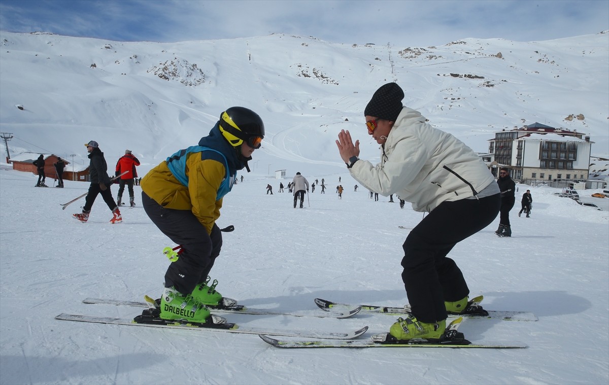 Hakkari Gençlik ve Spor İl Müdürlüğünde çalışan Kayserili antrenör Ayşe Duran (fotoğrafta), 6 yıl...
