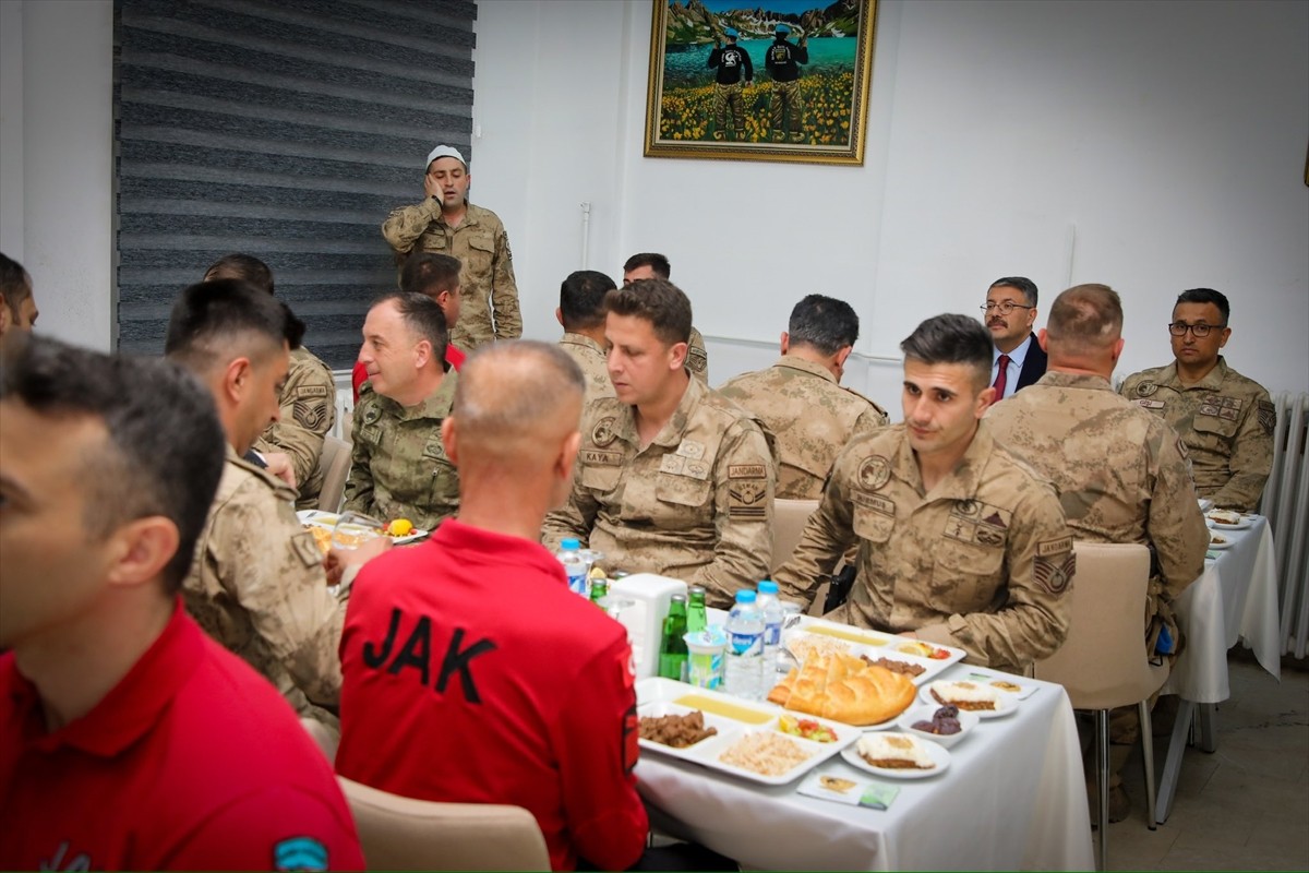 Hakkari Valisi ve Belediye Başkan Vekili Ali Çelik, jandarma personeliyle iftar yaptı.