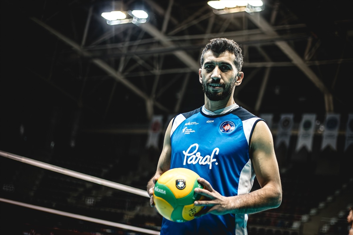 Halkbank Erkek Voleybol Takımı'nın milli liberoları Volkan Döne (sağda) ve Deniz İvgen (solda)...