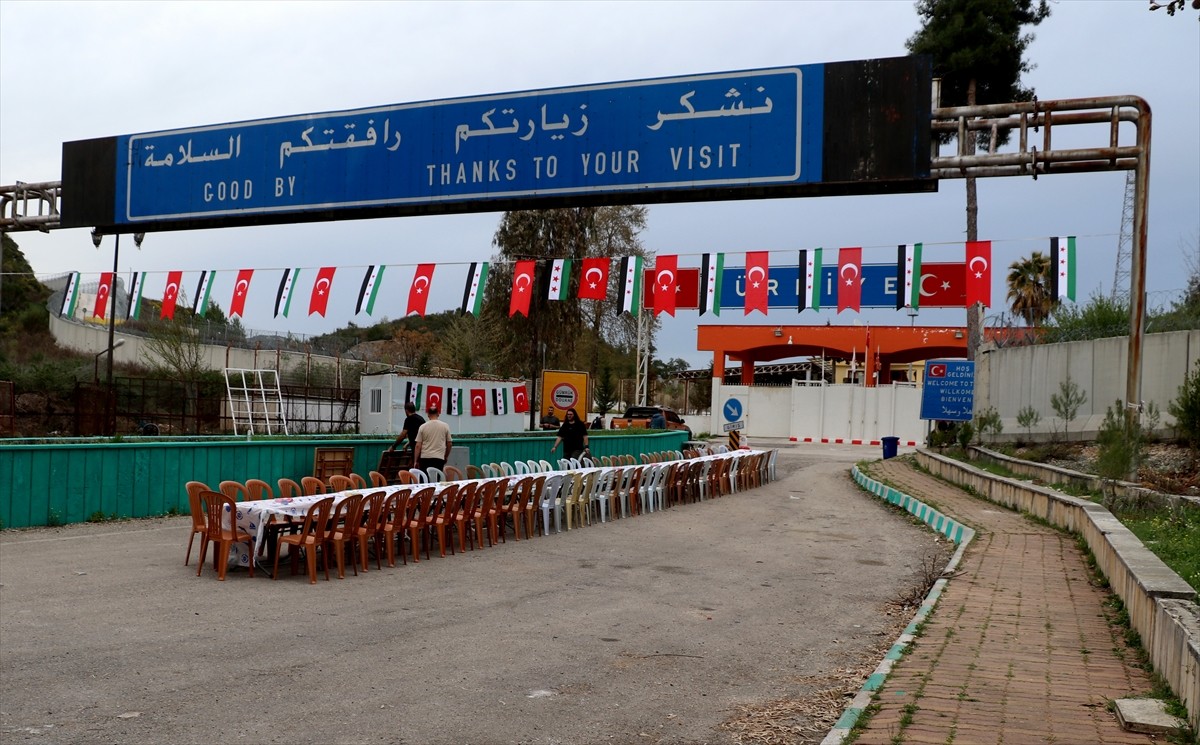 Hatay'dan Suriye'nin Lazkiye kentine açılan ve 11 yıl aradan sonra yeniden faaliyete geçen...