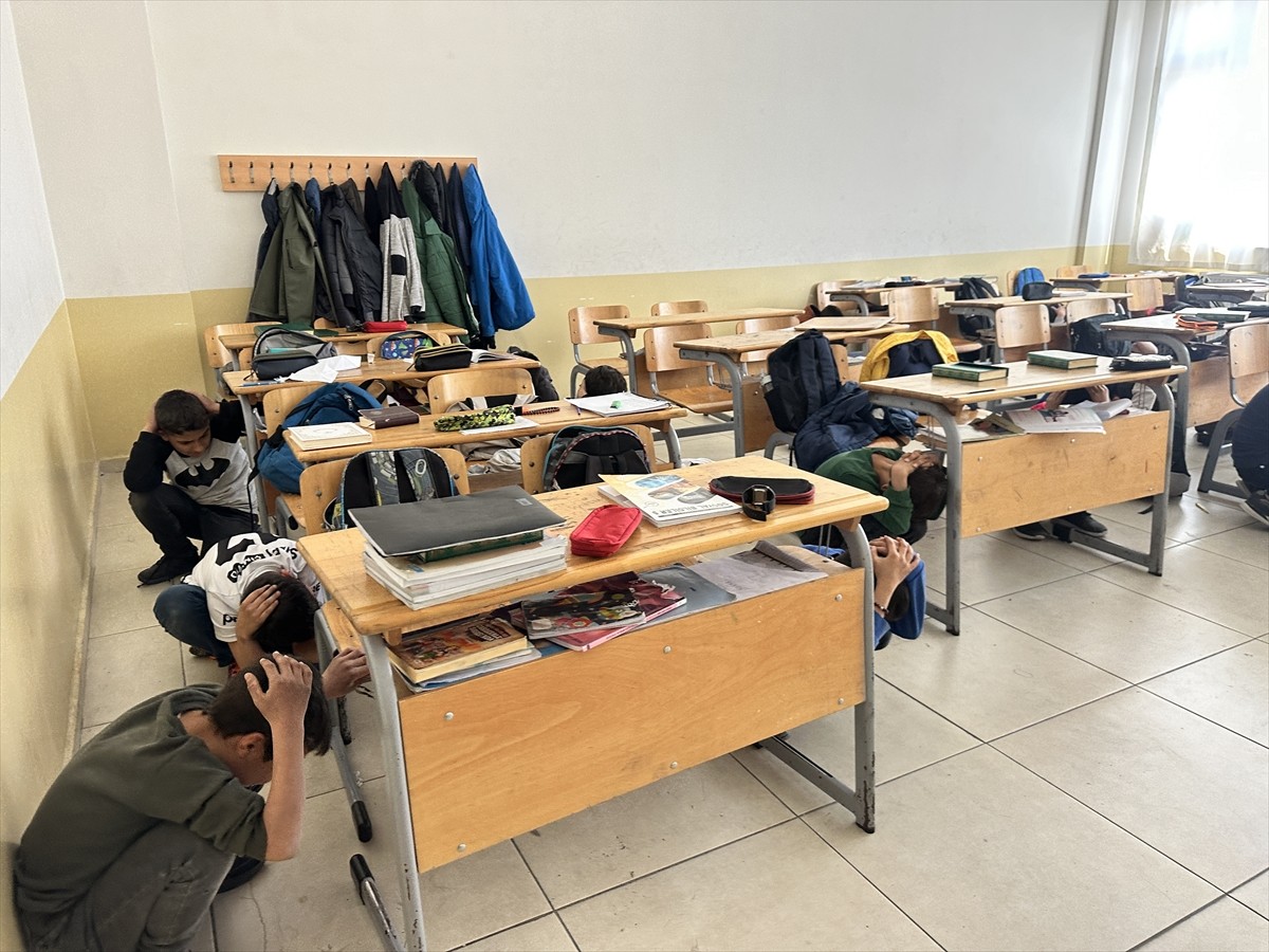 Hatay'ın Dörtyol ilçesinde lise öğrencilerine yönelik deprem ve tahliye tatbikatı düzenlendi....