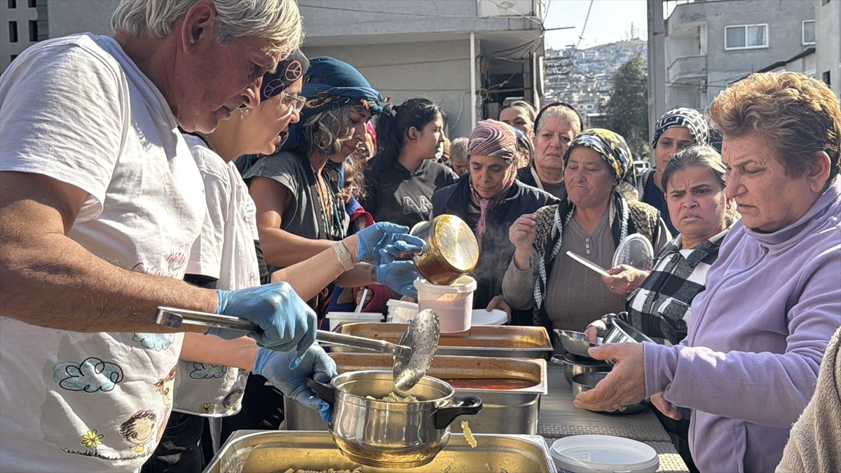 Hatay'ın İskenderun ilçesinde 6 Şubat 2023'teki depremin ardından gönüllülerin katılımıyla kurulan...