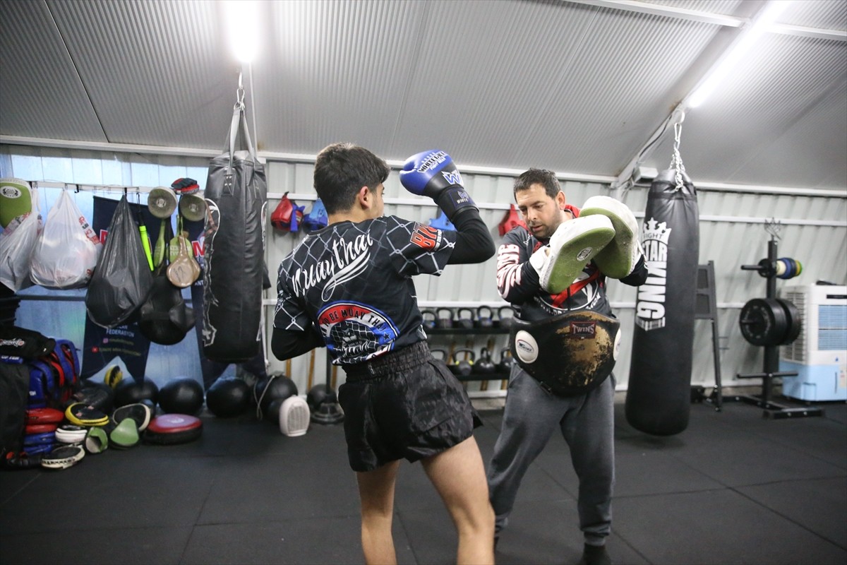 Hatay'ın İskenderun ilçesinde depremlerde 19 sporcusunu ve iki salonunu kaybeden muaythai...