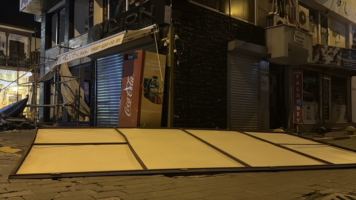 Hatay'ın İskenderun ilçesinde fırtına nedeniyle ağaçlar devrildi, 3 tekne alabora oldu. Kentte...