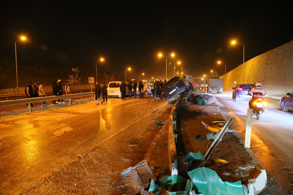 Hatay'ın merkez Antakya ilçesinde üç aracın karıştığı zincirleme trafik kazasında 2 kişi...