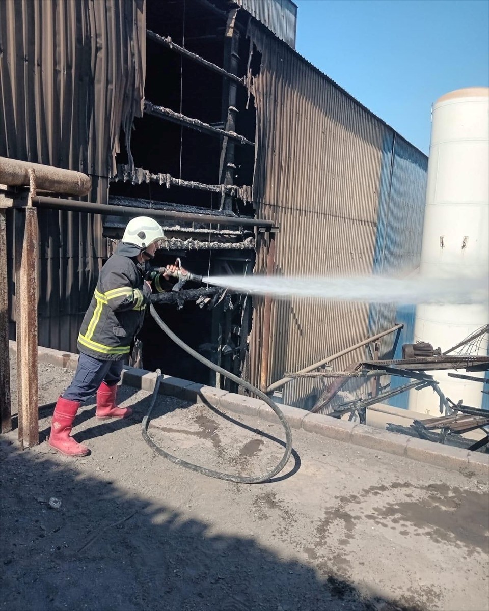 Hatay'ın Payas ilçesinde bir fabrikada çıkan yangın itfaiye ekiplerince söndürüldü.