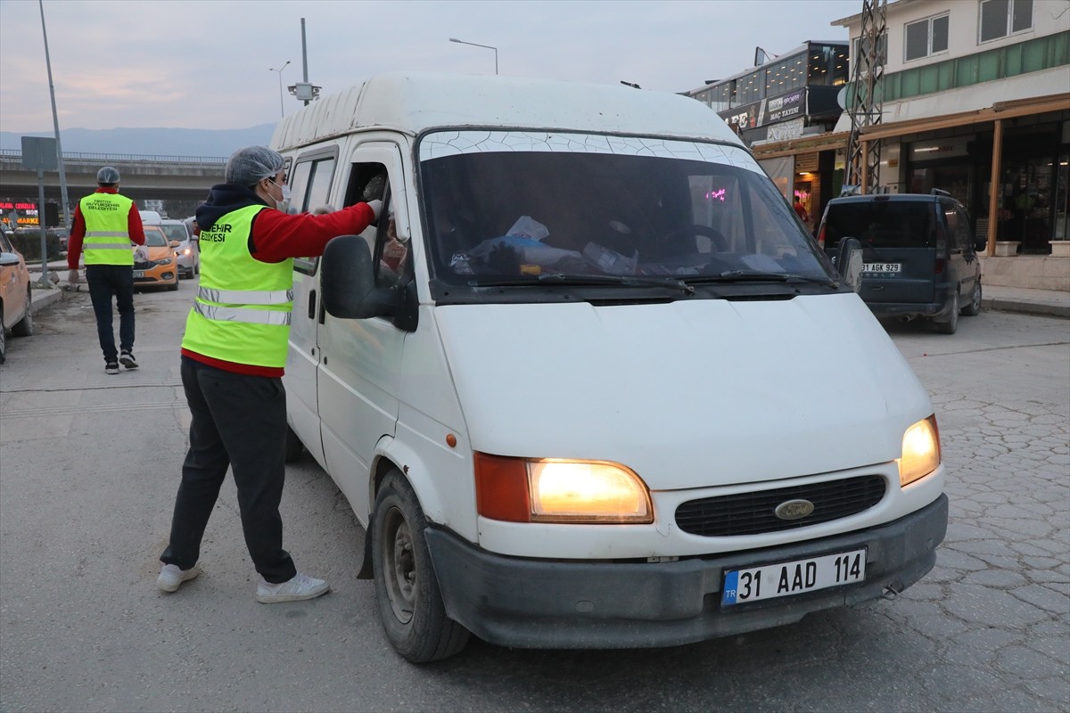 Hatay Büyükşehir Belediyesi ekipleri, "İftara 5 kala" çalışması kapsamında iftar saatine trafikte...