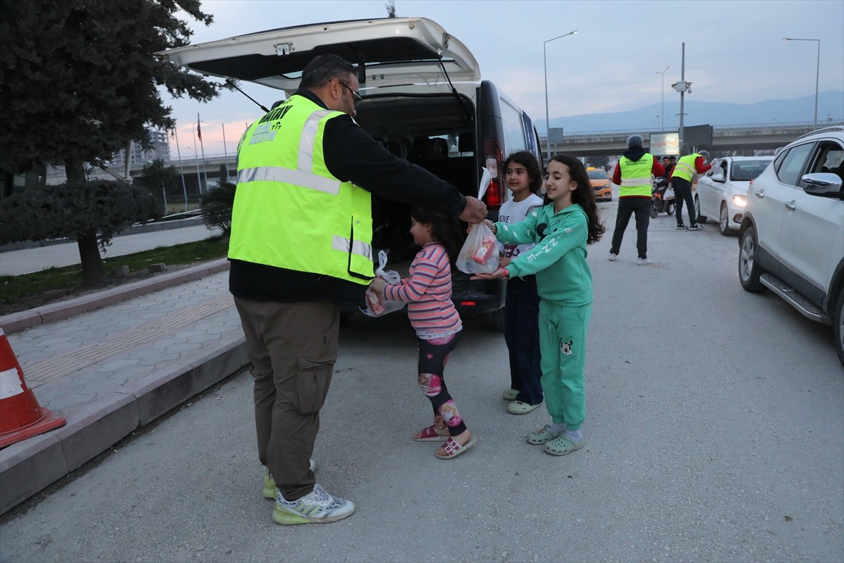 Hatay Büyükşehir Belediyesi ekipleri, "İftara 5 kala" çalışması kapsamında iftar saatine trafikte...