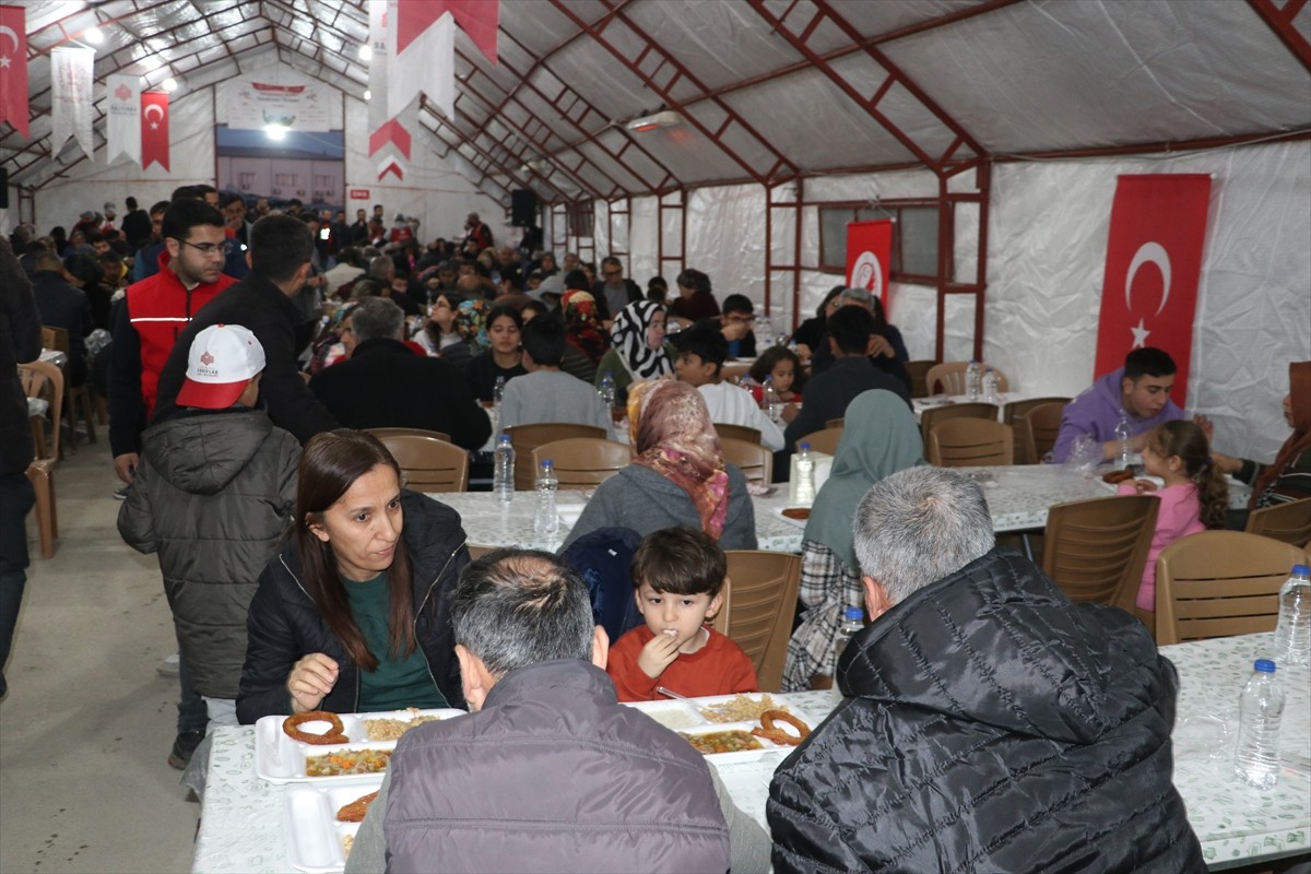 Hatay Vakıflar Bölge Müdürlüğü tarafından konteyner kentte yaşayan depremzedelere iftar...
