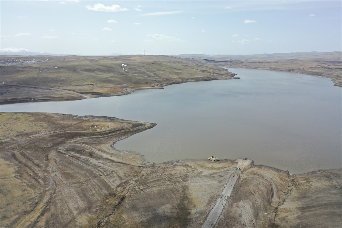 Hava sıcaklığının artmasıyla yüzeyi buzla kaplı Kars Barajı tamamen çözüldü.