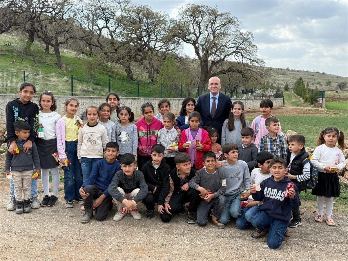 Hazine ve Maliye Bakanı Mehmet Şimşek, Ramazan Bayramı öncesi memleketi Batman'ın Arıca Köyü'ne...
