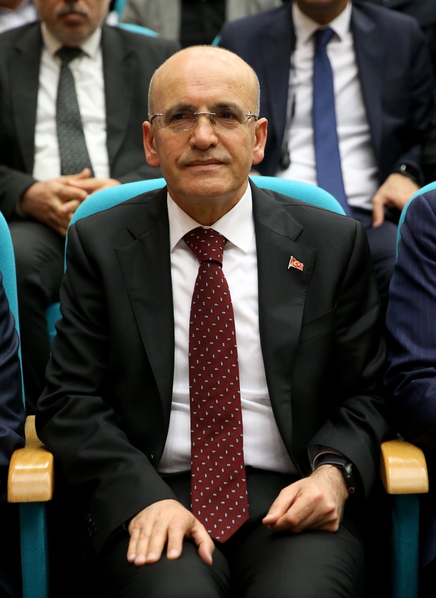 Hazine ve Maliye Bakanı Mehmet Şimşek (sol 4), Kırşehir'de Ahi Evran Üniversitesi Kongre ve Kültür...