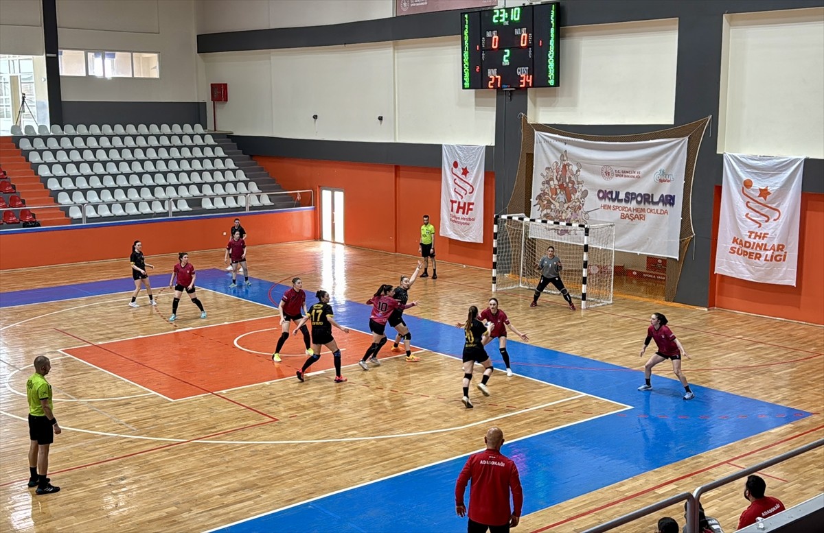 Hentbol Kadınlar Süper Lig'in 18. haftasında Kırşehir Belediyespor ile Adasokağı...