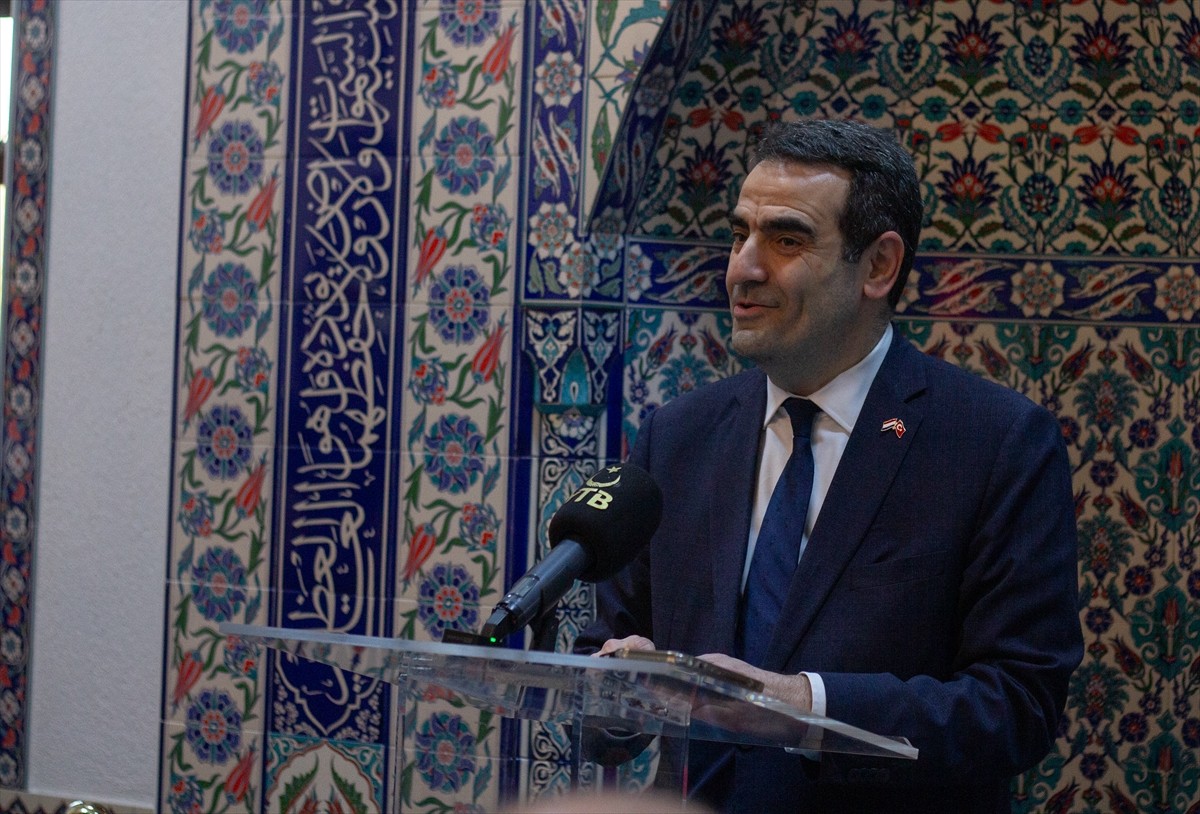 Hollanda'da, 61 yıl önce ülkeye misafir gelen Türklerin bilgi ve belgelerini muhafaza eden ve...