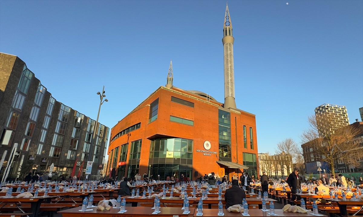 Hollanda Diyanet Vakfına (HDV) bağlı Ulu Cami Vakfı yönetimi tarafından "Cami Meydanı"nda...