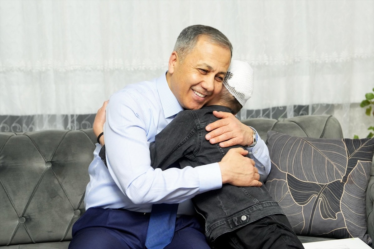 İçişleri Bakanı Ali Yerlikaya, Ankara'nın Keçiören ilçesinde 2023'te okula giderken sahipsiz...