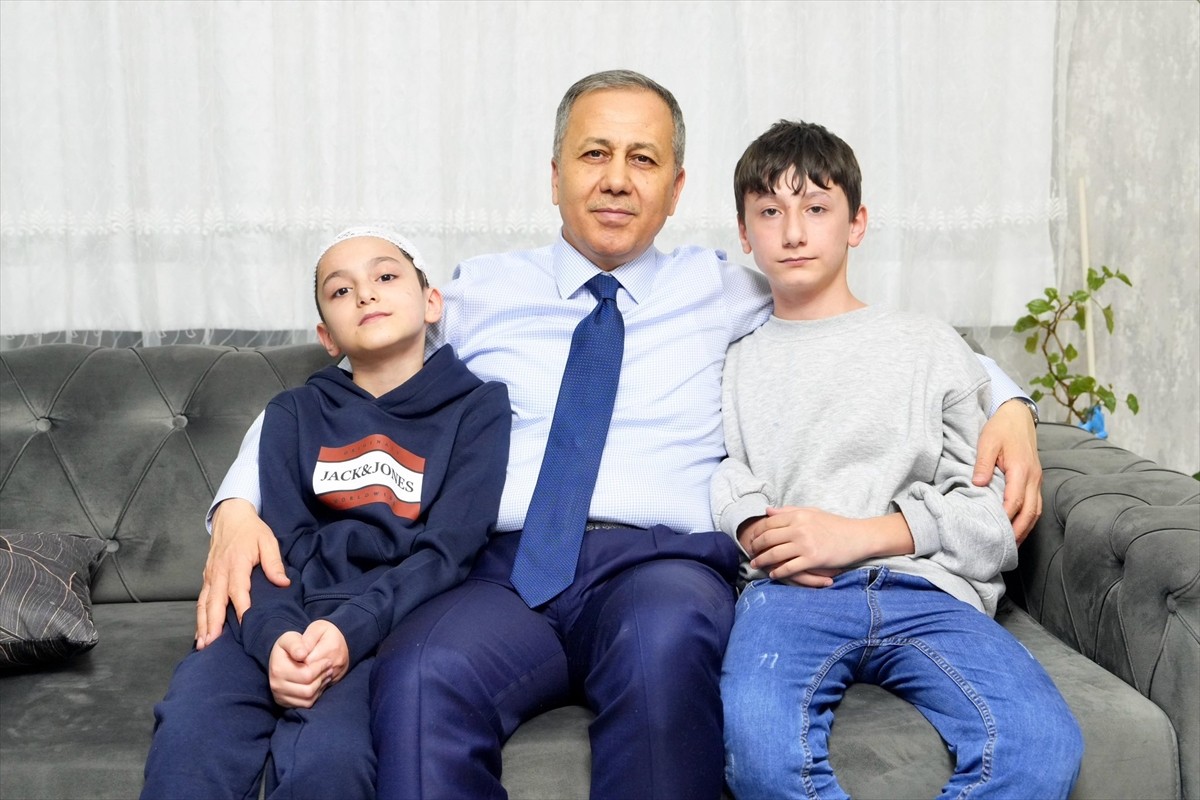 İçişleri Bakanı Ali Yerlikaya, Ankara'nın Keçiören ilçesinde 2023'te okula giderken sahipsiz...