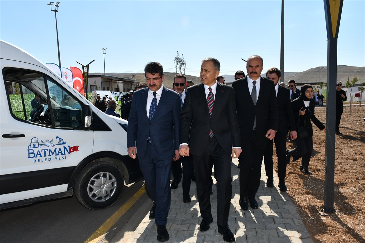 İçişleri Bakanı Ali Yerlikaya, Batman ziyareti kapsamında Batman Belediyesi Hayvan Bakım ve...