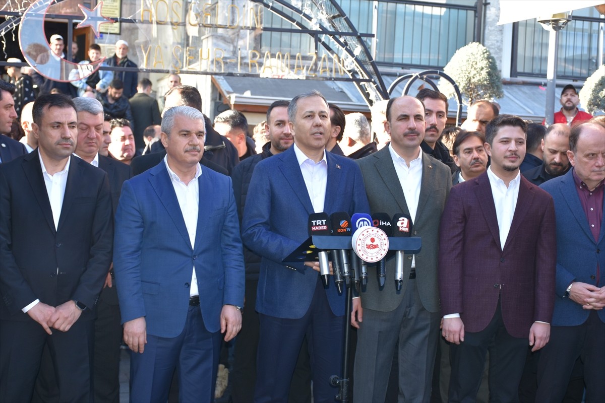 İçişleri Bakanı Ali Yerlikaya, Ramazan Bayramı dolayısıyla geldiği memleketi Konya'daki tarihi...