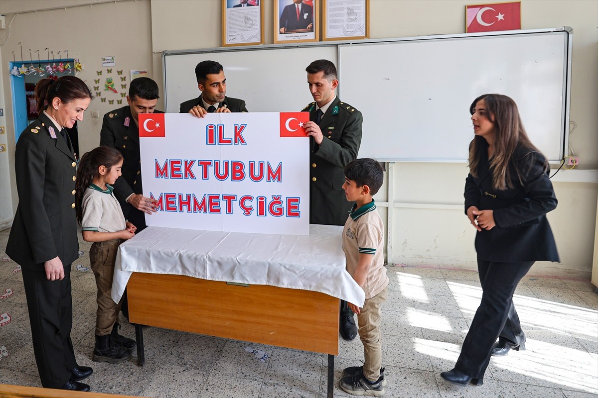 Iğdır'da okuma yazmayı yeni öğrenen ilkokul 1. sınıf öğrencileri "İlk Mektubum Mehmetçiğe" projesi...