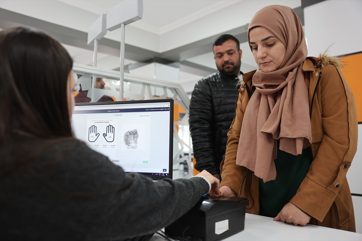 Iğdır'da vatandaşların tamamı yeni kimlik kartlarını aldı. Vali Ercan Turan (sağda), kimlik kartı...