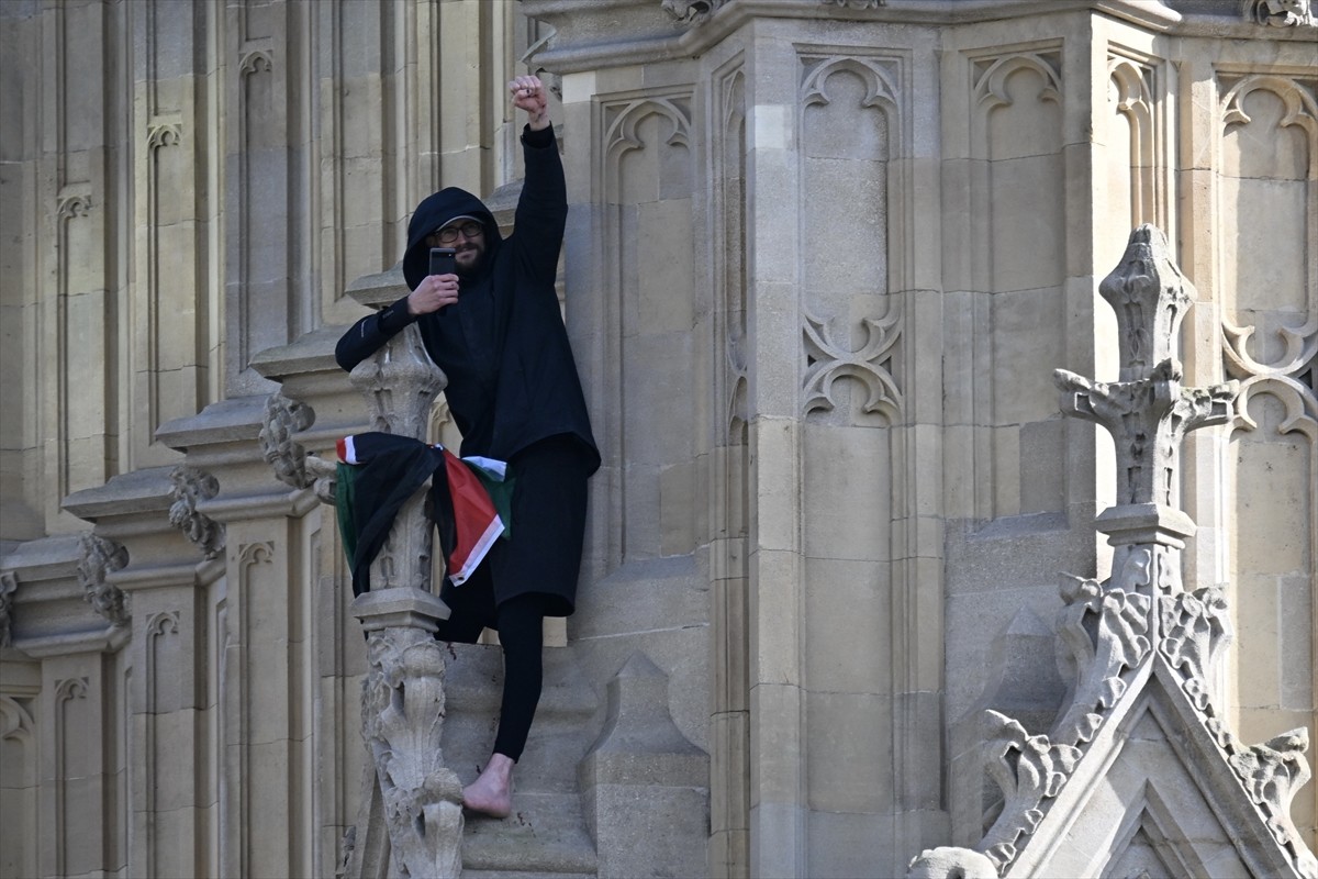  İngiltere'de bir protestocunun, parlamentonun "Big Ben" olarak bilinen Elizabeth Kulesi'ne...
