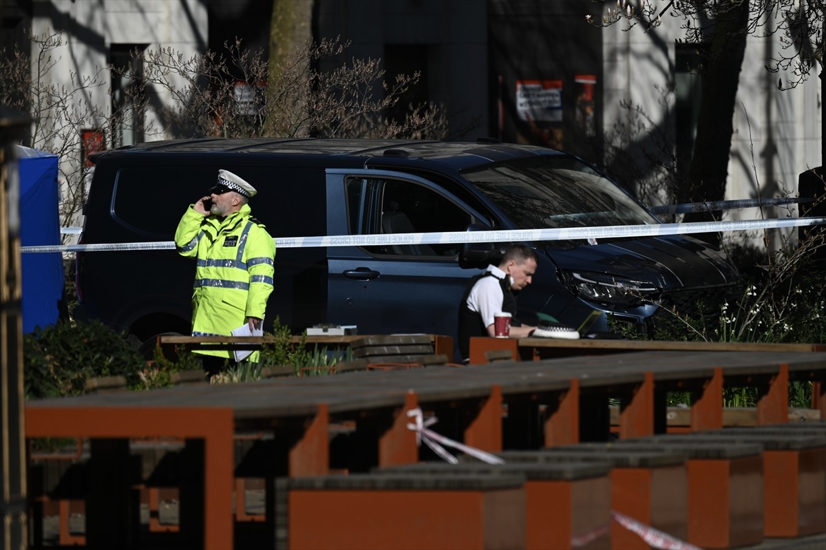 İngiltere'nin başkenti Londra’da, minibüsün kaldırımda yürüyen yayalara çarpması sonucu 1 kişi...