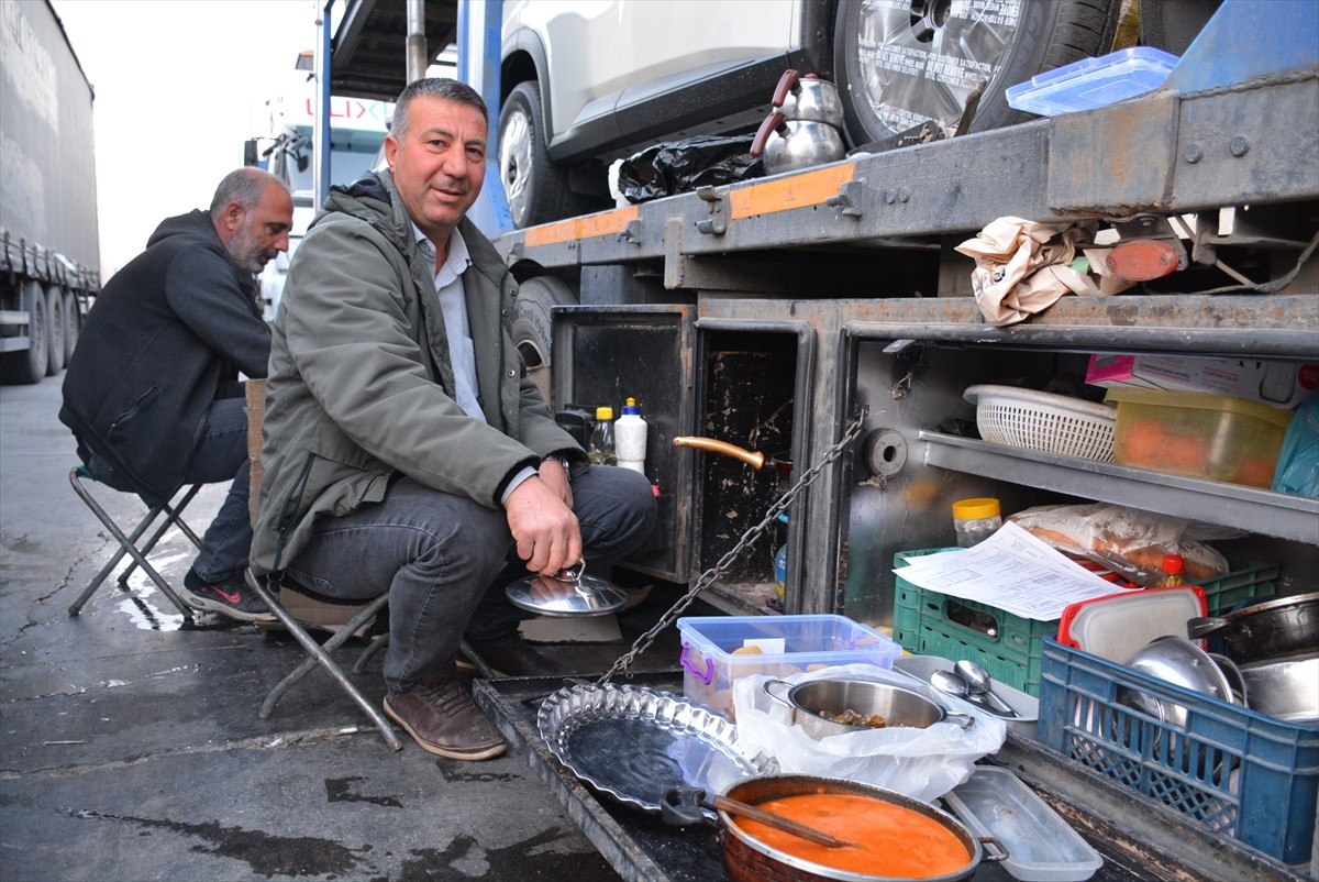 Irak'a yük taşıyan tır şoförleri, Habur Sınır Kapısı yakınlarındaki tır parkı sahasında geçiş için...