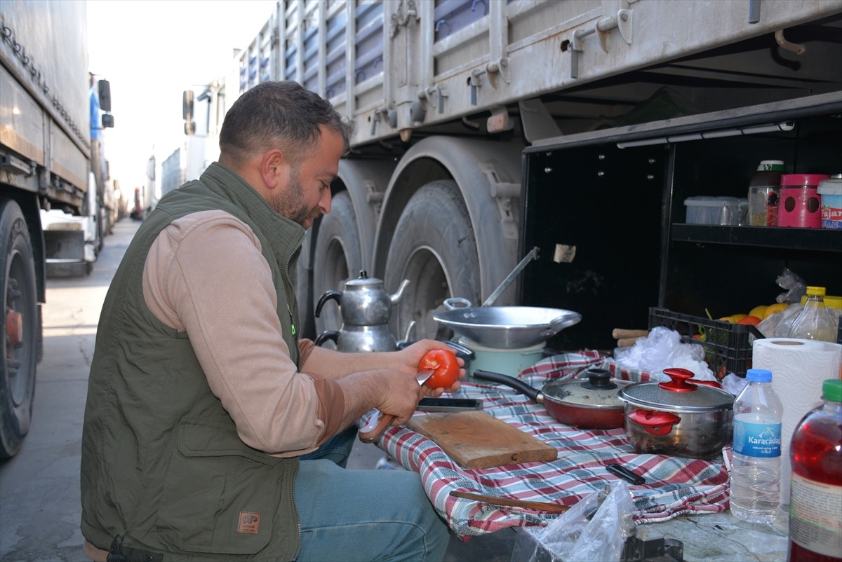 Irak'a yük taşıyan tır şoförleri, Habur Sınır Kapısı yakınlarındaki tır parkı sahasında geçiş için...