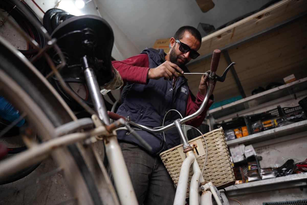 Irak'ın Süleymaniye kentinde çocuk yaşta mayın patlaması sonucu görme yetisini kaybeden ancak...