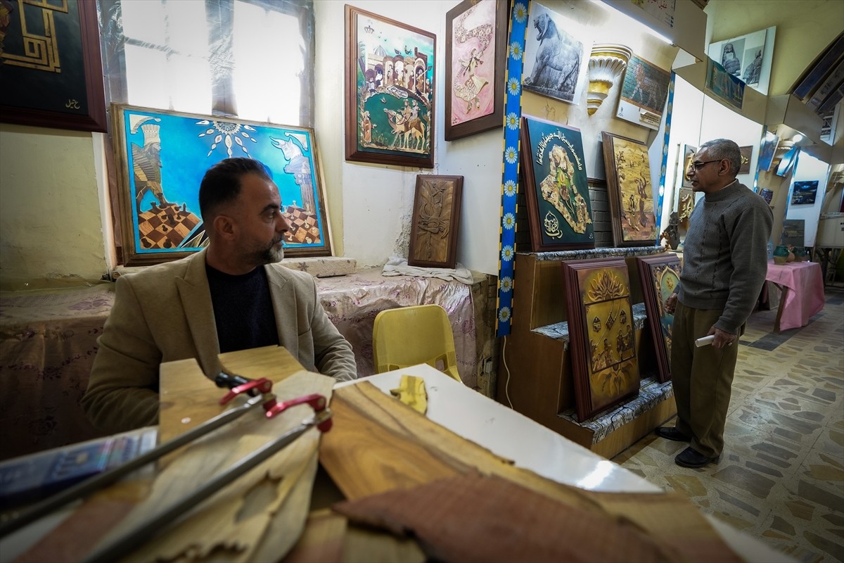 Iraklı ressam ve heykeltıraş Akil Feyli, ahşap parçalarına şekil verip bir araya getirerek...